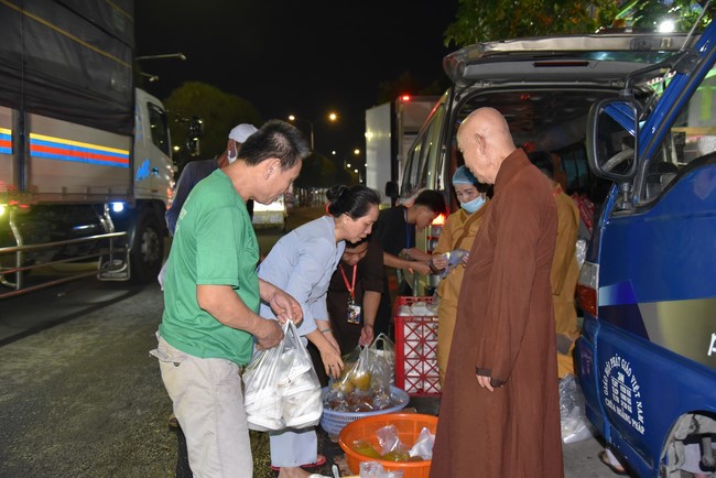 Giving box-lunch portions on occasion the 100th Seven-Day Retreat