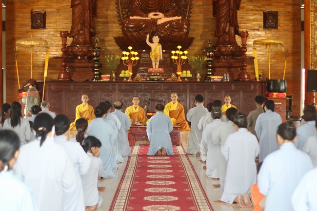 One- day Practice and Three-Jewel refuge Ceremony at Giai Lam Pagoda - Ha Tinh