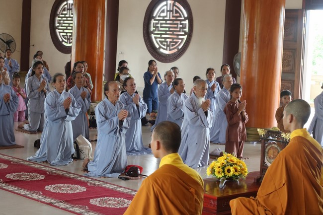 One- day Practice and Three-Jewel refuge Ceremony at Giai Lam Pagoda - Ha Tinh
