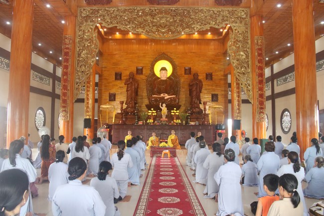One- day Practice and Three-Jewel refuge Ceremony at Giai Lam Pagoda - Ha Tinh