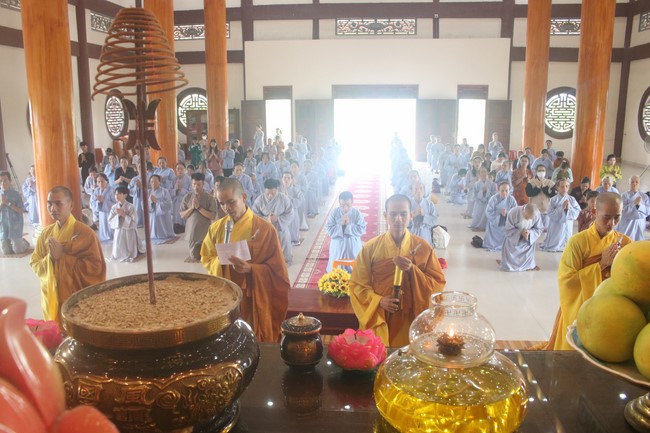 One- day Practice and Three-Jewel refuge Ceremony at Giai Lam Pagoda - Ha Tinh