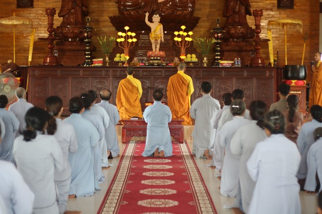 One- day Practice and Three-Jewel refuge Ceremony at Giai Lam Pagoda - Ha Tinh