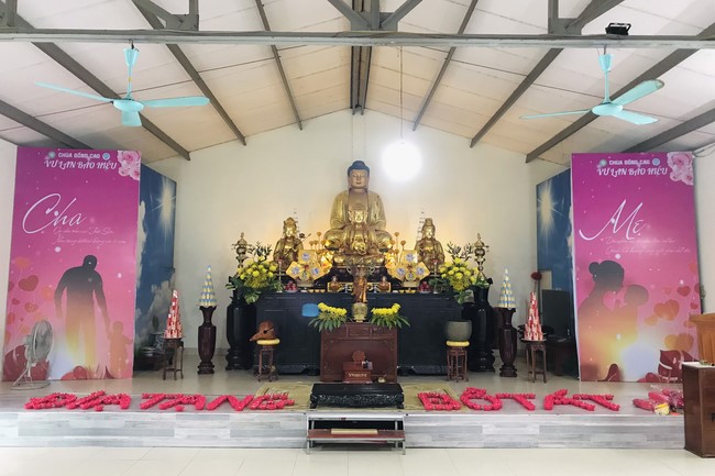 The Rite chanting Ksihitigarbha and the candle lighting night at Dong Cao Pagoda, Thanh Hoa