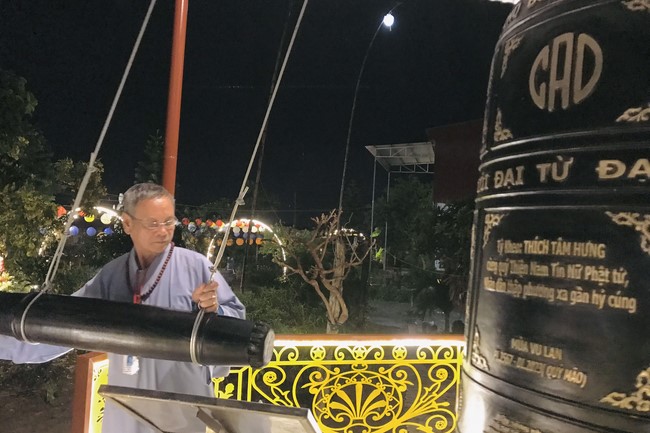 The Rite chanting Ksihitigarbha and the candle lighting night at Dong Cao Pagoda, Thanh Hoa