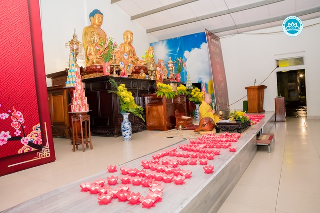 The Rite chanting Ksihitigarbha and the candle lighting night at Dong Cao Pagoda, Thanh Hoa