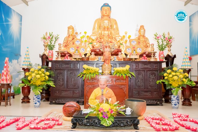 The Rite chanting Ksihitigarbha and the candle lighting night at Dong Cao Pagoda, Thanh Hoa