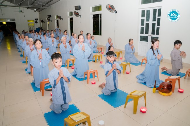 The Rite chanting Ksihitigarbha and the candle lighting night at Dong Cao Pagoda, Thanh Hoa