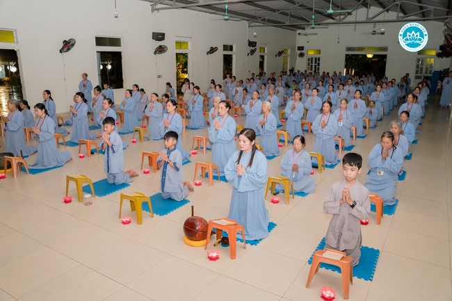 The Rite chanting Ksihitigarbha and the candle lighting night at Dong Cao Pagoda, Thanh Hoa