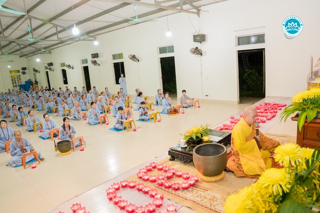 The Rite chanting Ksihitigarbha and the candle lighting night at Dong Cao Pagoda, Thanh Hoa