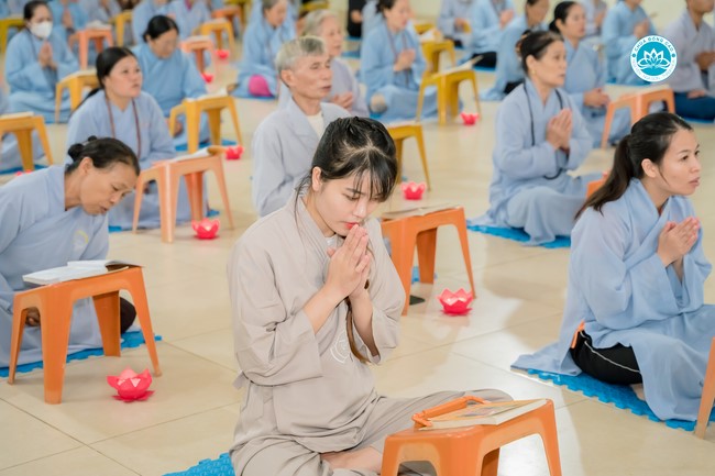 The Rite chanting Ksihitigarbha and the candle lighting night at Dong Cao Pagoda, Thanh Hoa