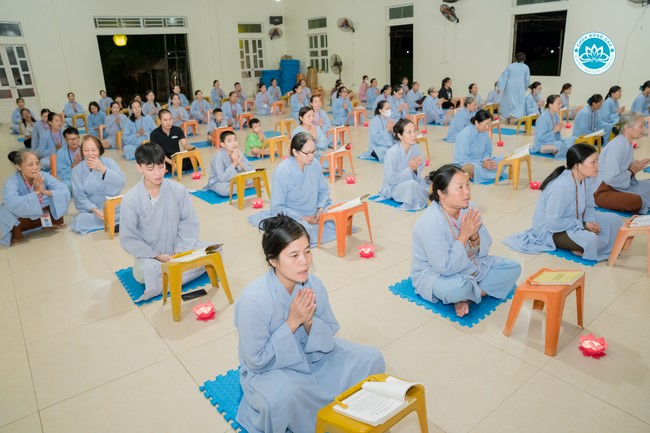 The Rite chanting Ksihitigarbha and the candle lighting night at Dong Cao Pagoda, Thanh Hoa