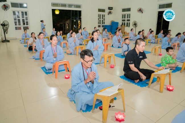 The Rite chanting Ksihitigarbha and the candle lighting night at Dong Cao Pagoda, Thanh Hoa