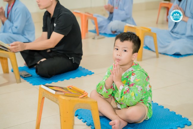 The Rite chanting Ksihitigarbha and the candle lighting night at Dong Cao Pagoda, Thanh Hoa
