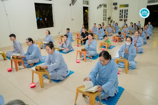 The Rite chanting Ksihitigarbha and the candle lighting night at Dong Cao Pagoda, Thanh Hoa