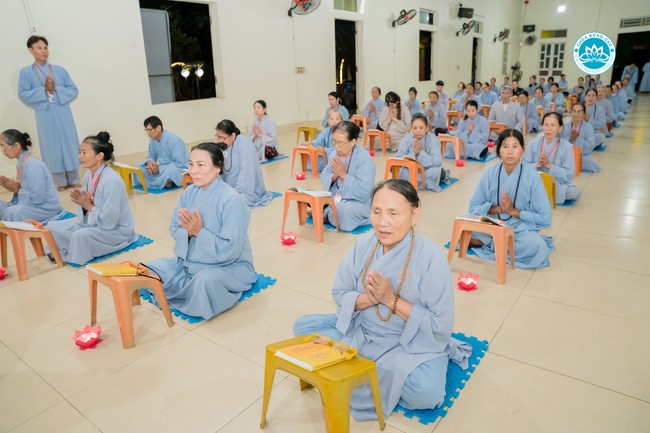 The Rite chanting Ksihitigarbha and the candle lighting night at Dong Cao Pagoda, Thanh Hoa