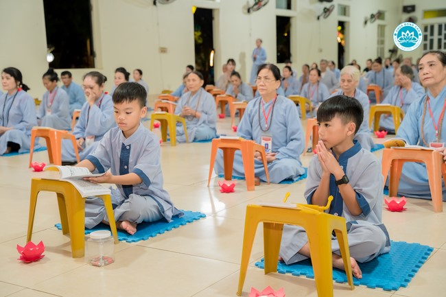 The Rite chanting Ksihitigarbha and the candle lighting night at Dong Cao Pagoda, Thanh Hoa