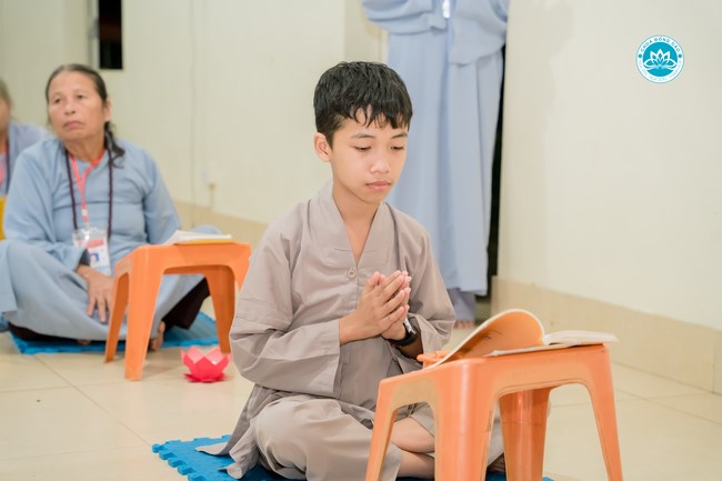 The Rite chanting Ksihitigarbha and the candle lighting night at Dong Cao Pagoda, Thanh Hoa