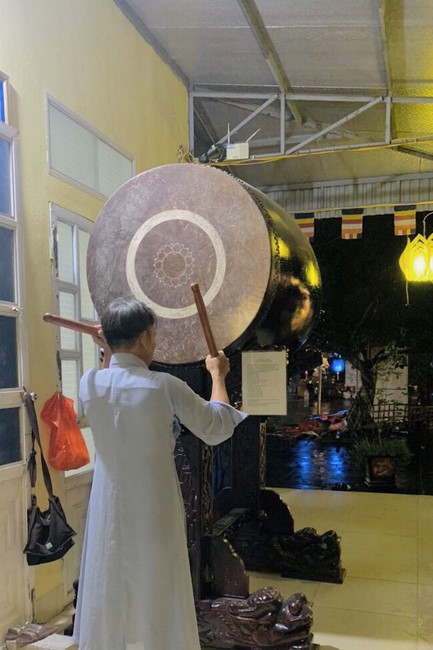 The Rite chanting Ksihitigarbha and the candle lighting night at Dong Cao Pagoda, Thanh Hoa