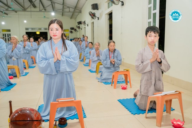 The Rite chanting Ksihitigarbha and the candle lighting night at Dong Cao Pagoda, Thanh Hoa