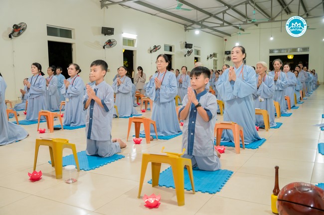 The Rite chanting Ksihitigarbha and the candle lighting night at Dong Cao Pagoda, Thanh Hoa