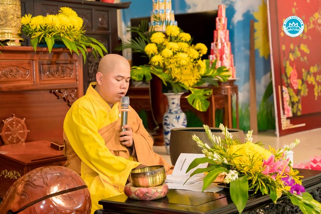 The Rite chanting Ksihitigarbha and the candle lighting night at Dong Cao Pagoda, Thanh Hoa