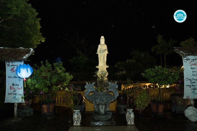 The Rite chanting Ksihitigarbha and the candle lighting night at Dong Cao Pagoda, Thanh Hoa
