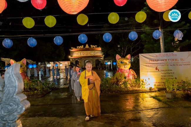 The Rite chanting Ksihitigarbha and the candle lighting night at Dong Cao Pagoda, Thanh Hoa