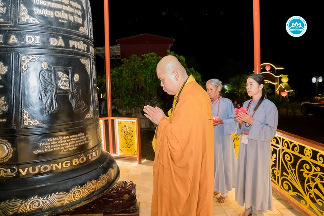 The Rite chanting Ksihitigarbha and the candle lighting night at Dong Cao Pagoda, Thanh Hoa