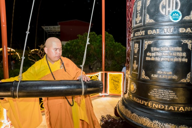 The Rite chanting Ksihitigarbha and the candle lighting night at Dong Cao Pagoda, Thanh Hoa