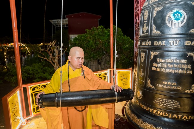 The Rite chanting Ksihitigarbha and the candle lighting night at Dong Cao Pagoda, Thanh Hoa