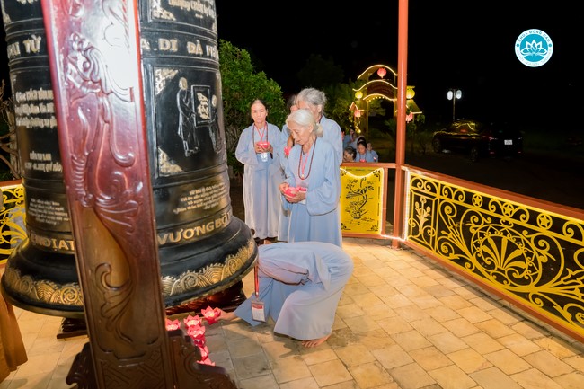 The Rite chanting Ksihitigarbha and the candle lighting night at Dong Cao Pagoda, Thanh Hoa