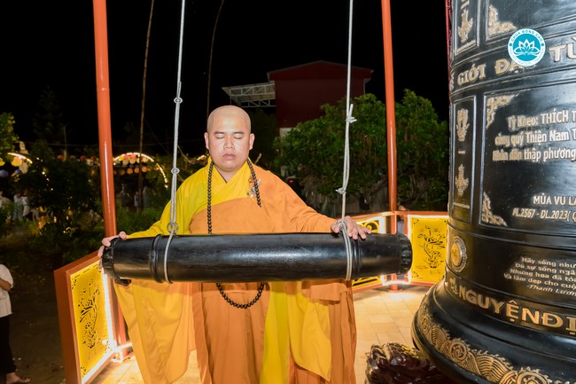 The Rite chanting Ksihitigarbha and the candle lighting night at Dong Cao Pagoda, Thanh Hoa