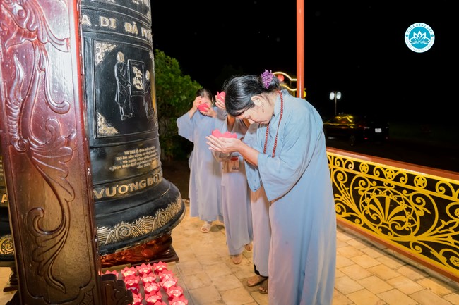 The Rite chanting Ksihitigarbha and the candle lighting night at Dong Cao Pagoda, Thanh Hoa