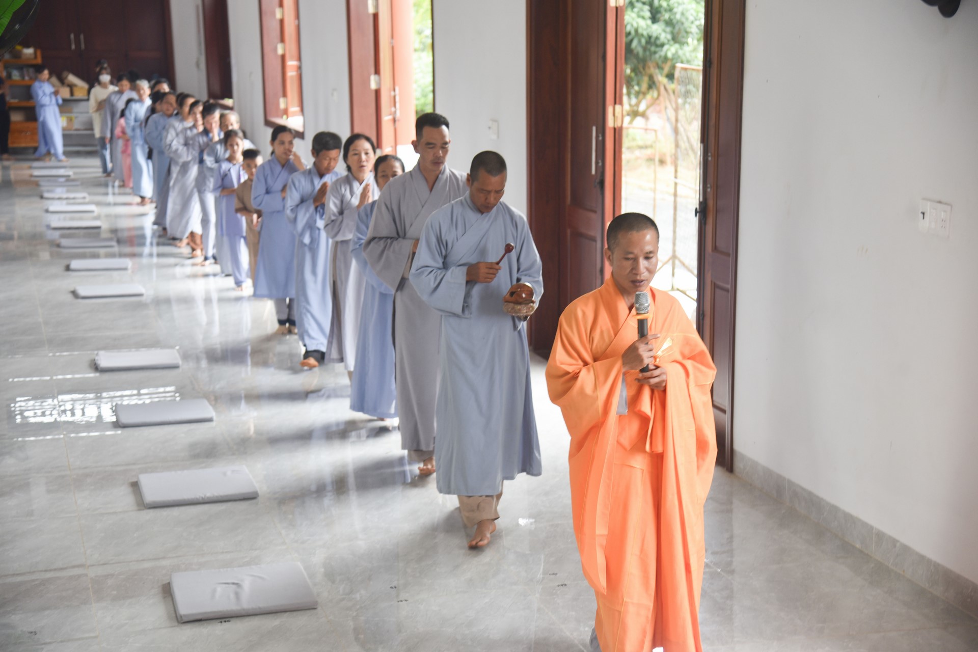 Giving gifts of Mid-autumn Festival and One-Day Retreat at Dang Phap Pagoda