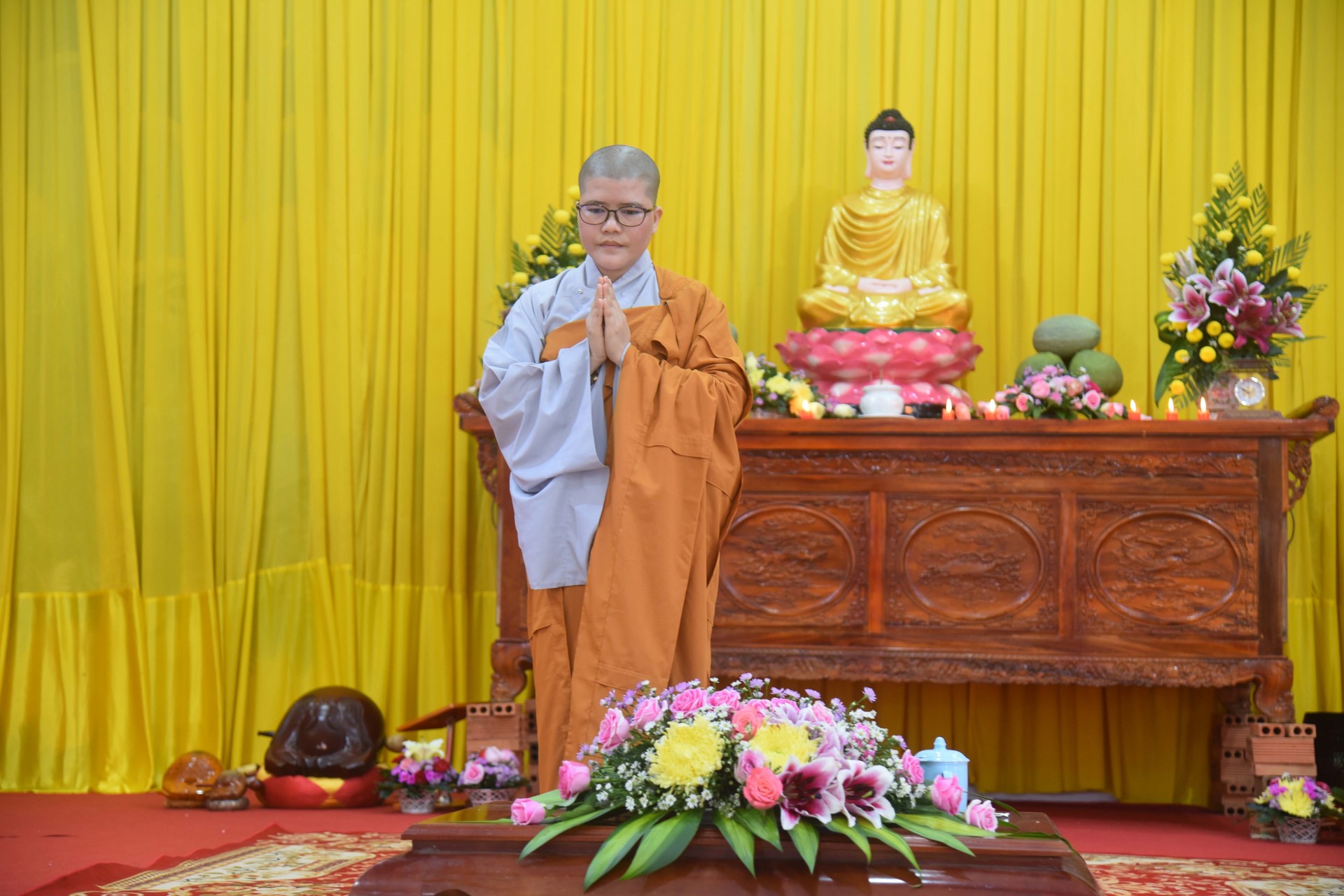 Giving gifts of Mid-autumn Festival and One-Day Retreat at Dang Phap Pagoda