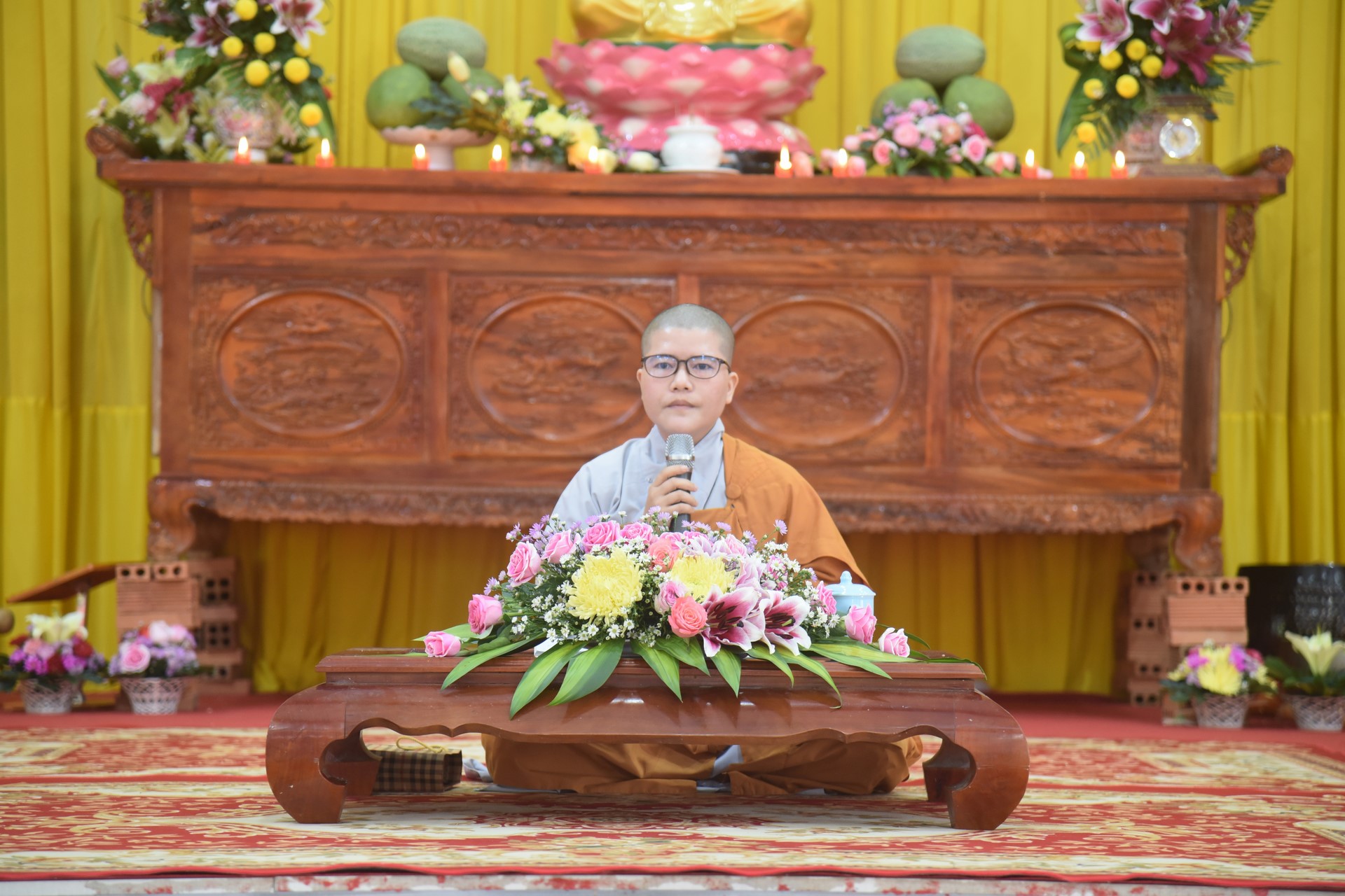 Giving gifts of Mid-autumn Festival and One-Day Retreat at Dang Phap Pagoda