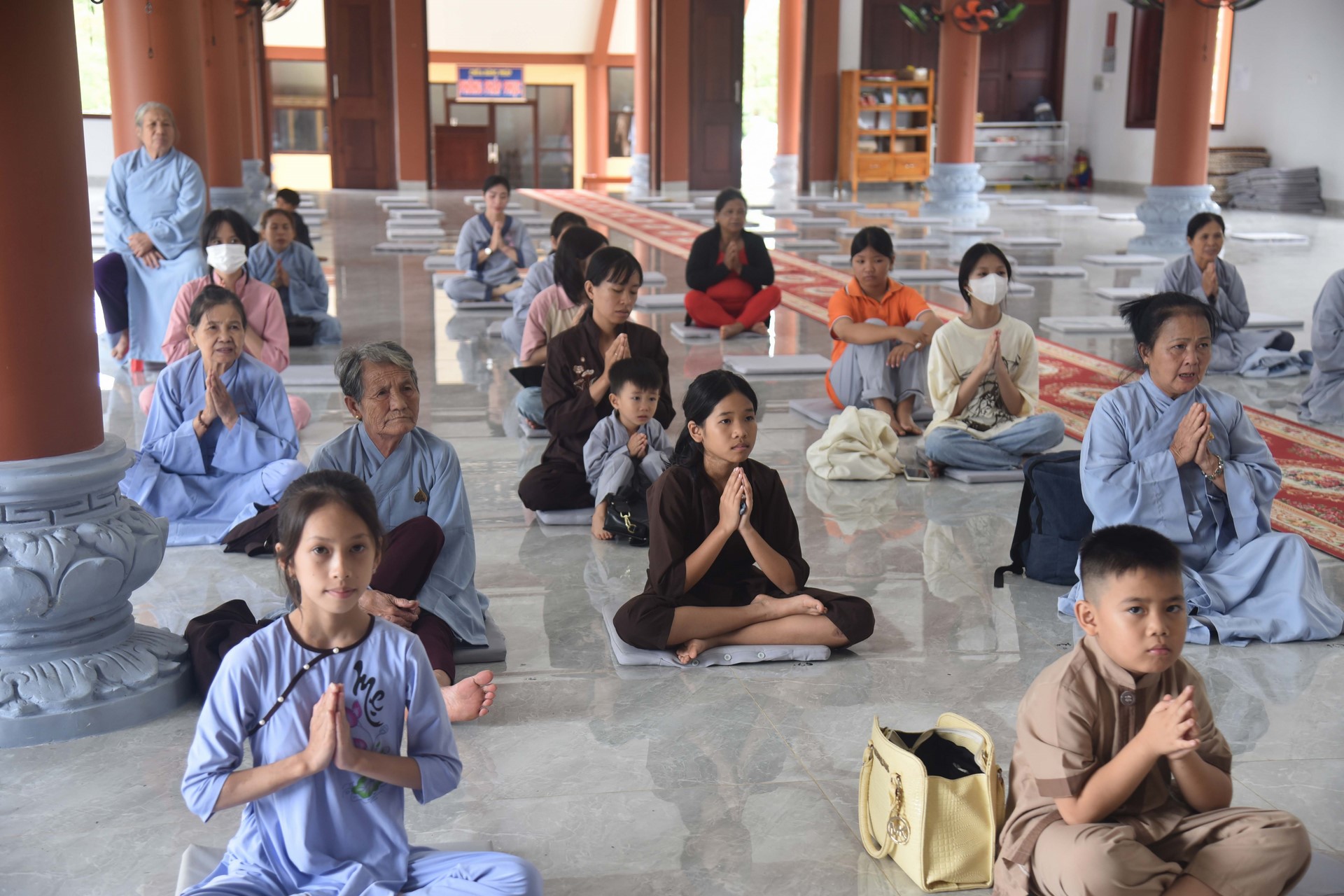 Giving gifts of Mid-autumn Festival and One-Day Retreat at Dang Phap Pagoda