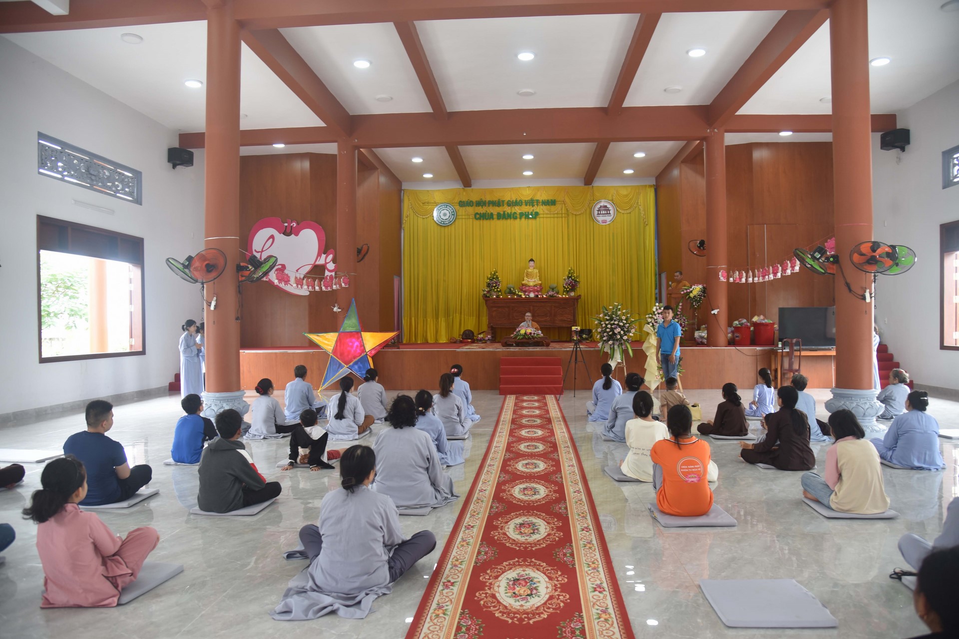 Giving gifts of Mid-autumn Festival and One-Day Retreat at Dang Phap Pagoda