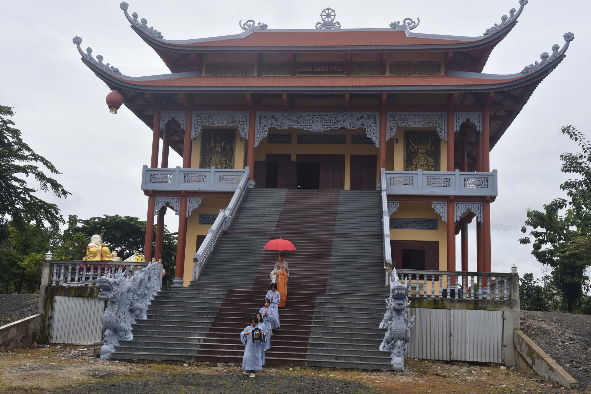 Giving gifts of Mid-autumn Festival and One-Day Retreat at Dang Phap Pagoda