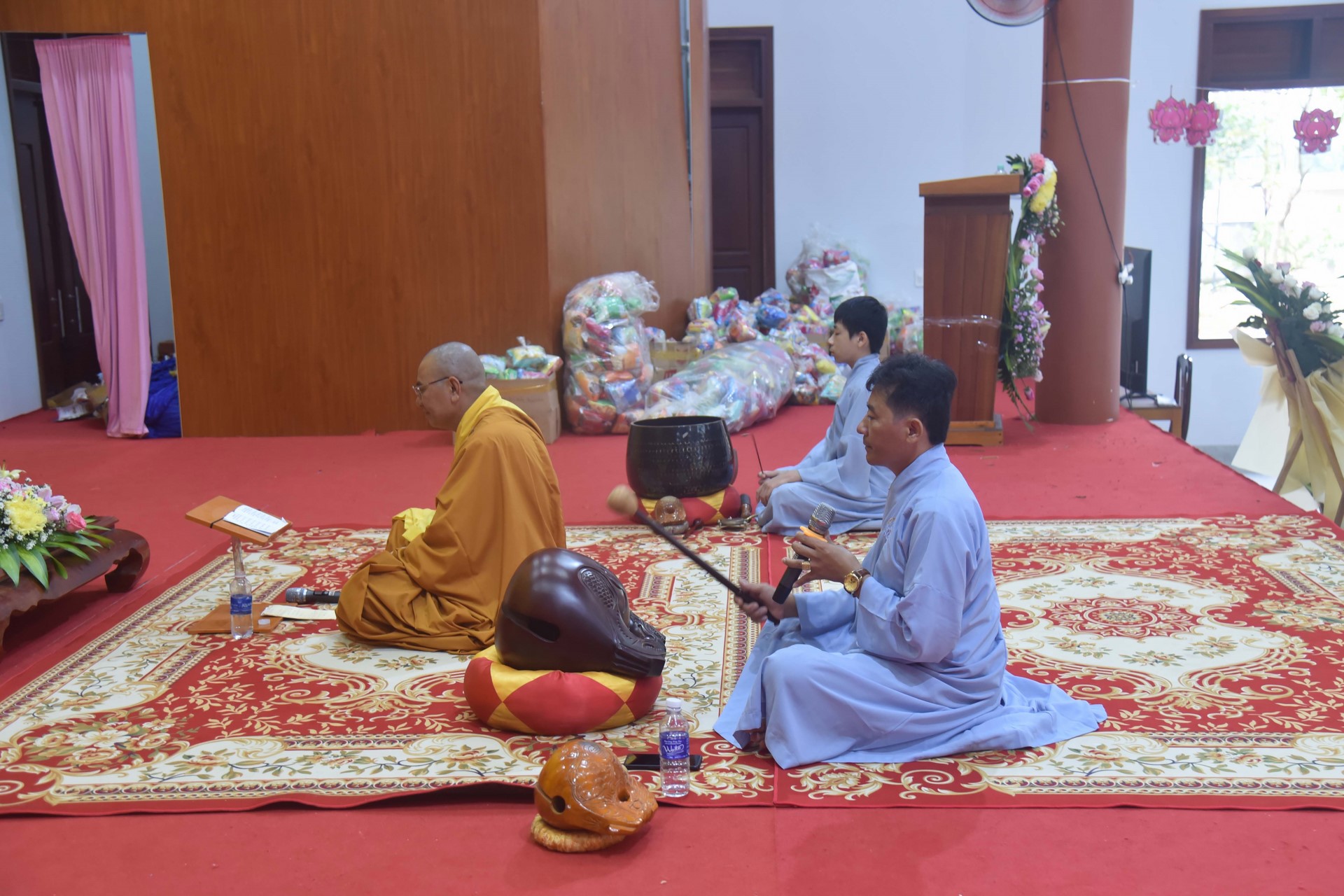 Giving gifts of Mid-autumn Festival and One-Day Retreat at Dang Phap Pagoda