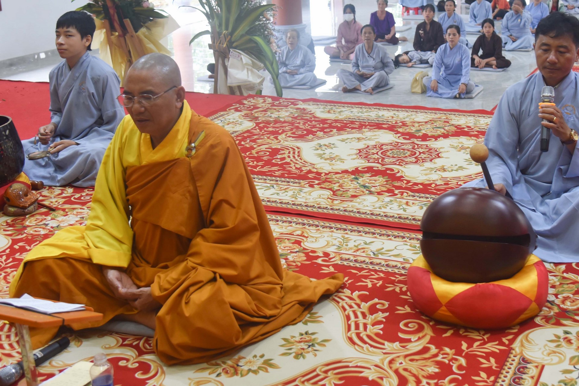 Giving gifts of Mid-autumn Festival and One-Day Retreat at Dang Phap Pagoda