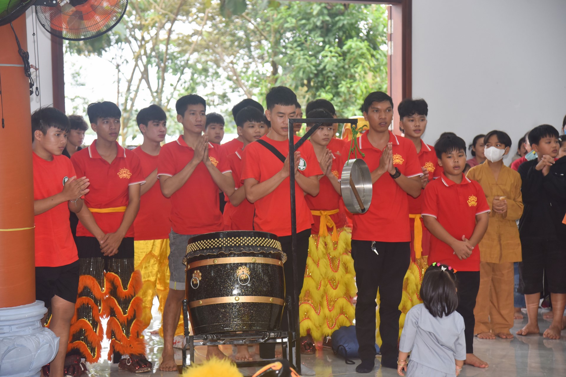 Giving gifts of Mid-autumn Festival and One-Day Retreat at Dang Phap Pagoda