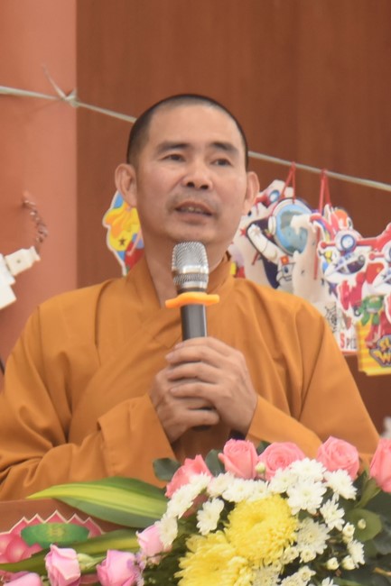 Giving gifts of Mid-autumn Festival and One-Day Retreat at Dang Phap Pagoda