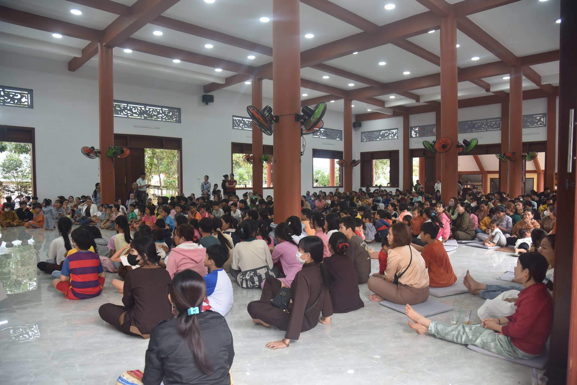 Giving gifts of Mid-autumn Festival and One-Day Retreat at Dang Phap Pagoda