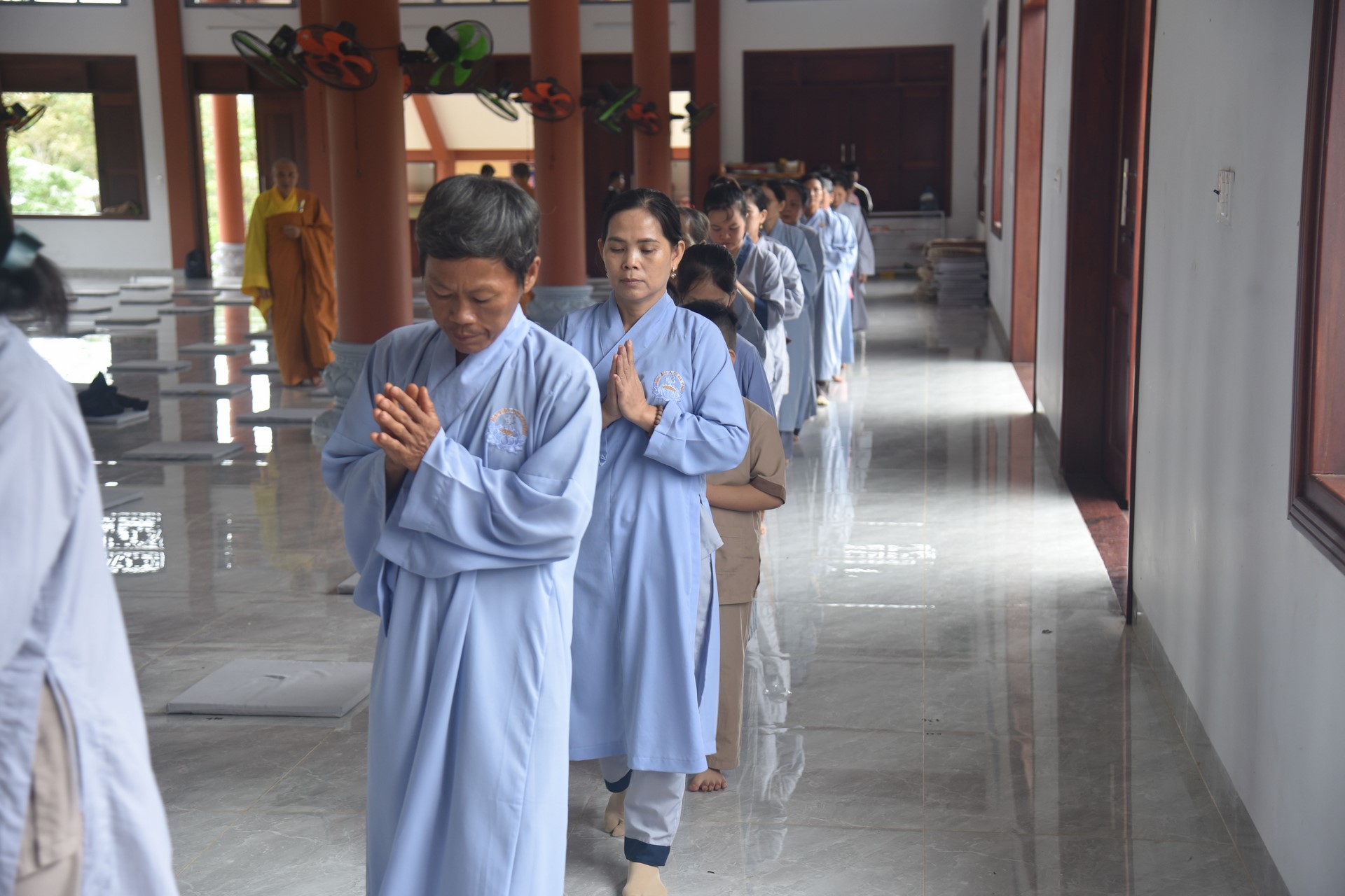 Giving gifts of Mid-autumn Festival and One-Day Retreat at Dang Phap Pagoda
