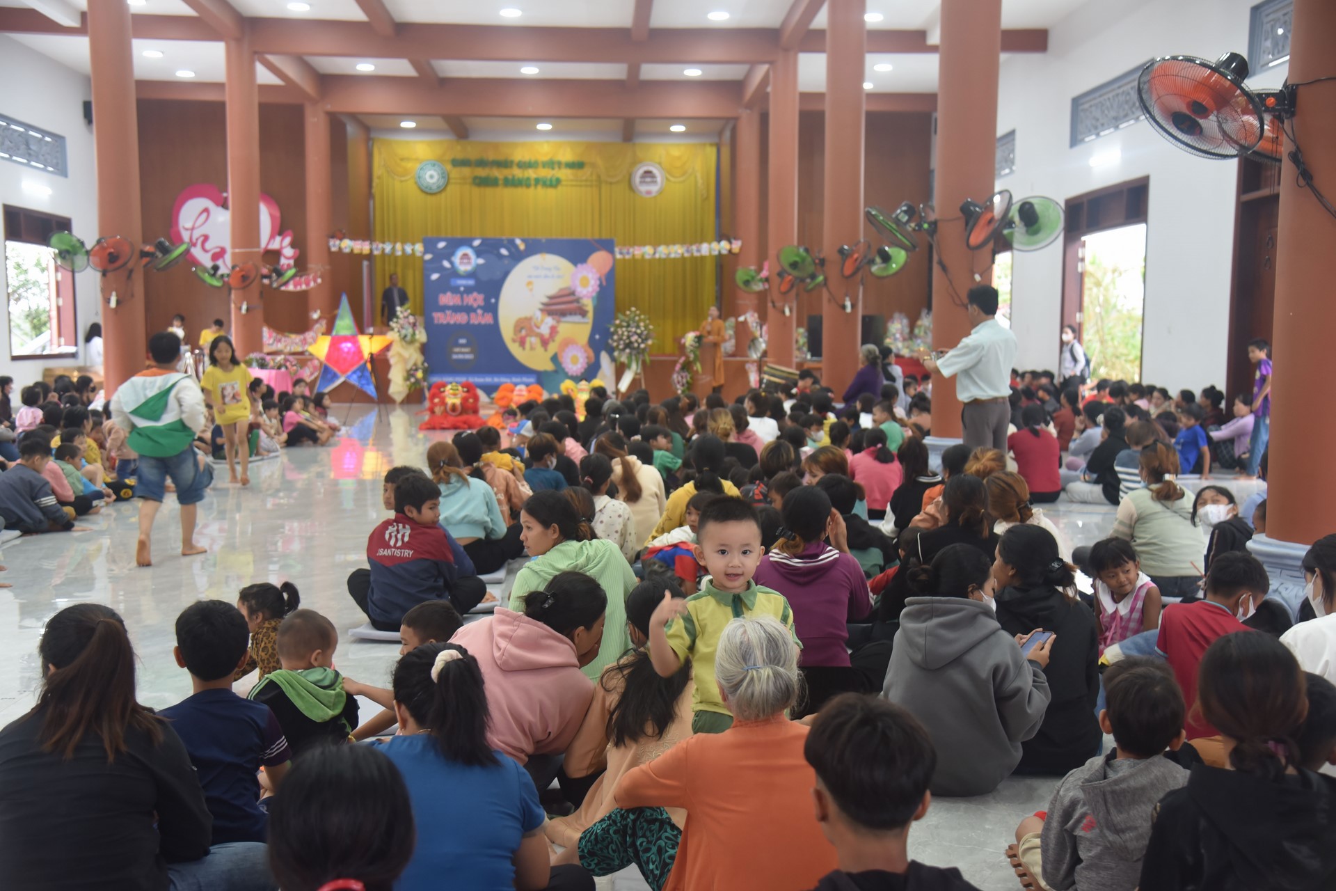 Giving gifts of Mid-autumn Festival and One-Day Retreat at Dang Phap Pagoda