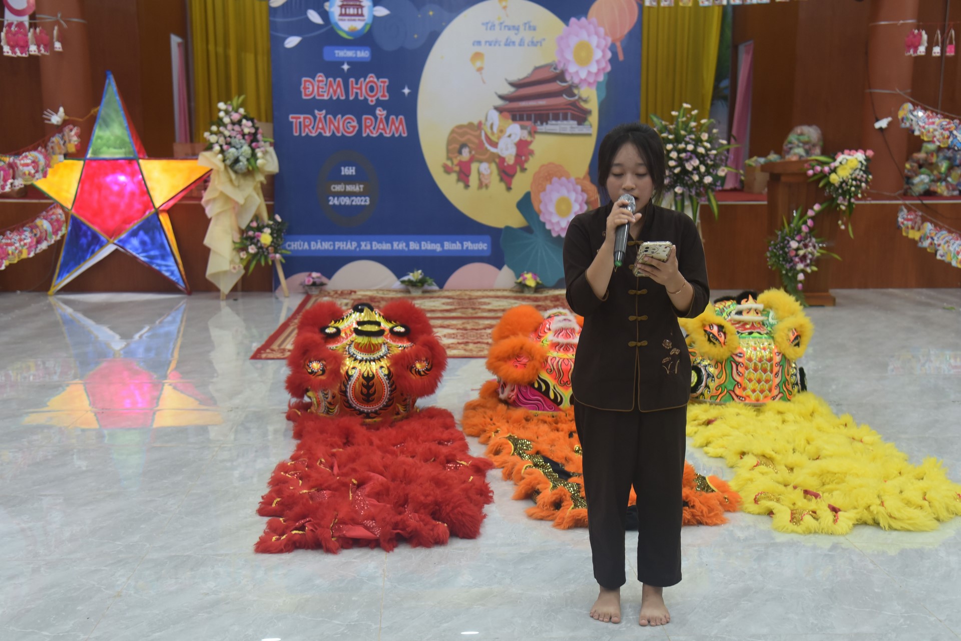 Giving gifts of Mid-autumn Festival and One-Day Retreat at Dang Phap Pagoda