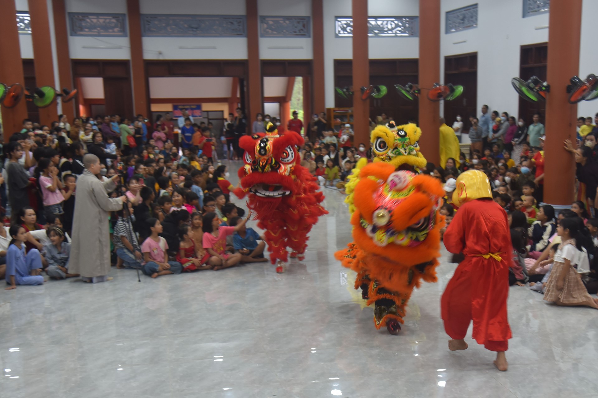 Giving gifts of Mid-autumn Festival and One-Day Retreat at Dang Phap Pagoda