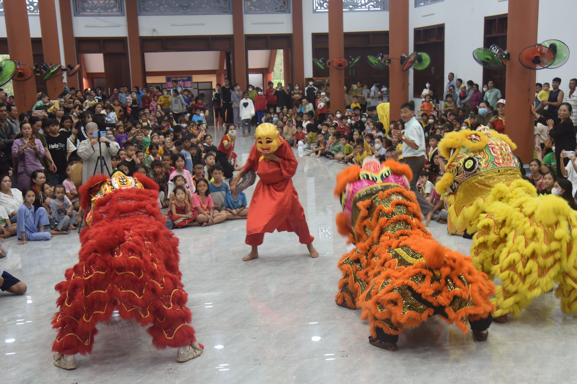 Giving gifts of Mid-autumn Festival and One-Day Retreat at Dang Phap Pagoda