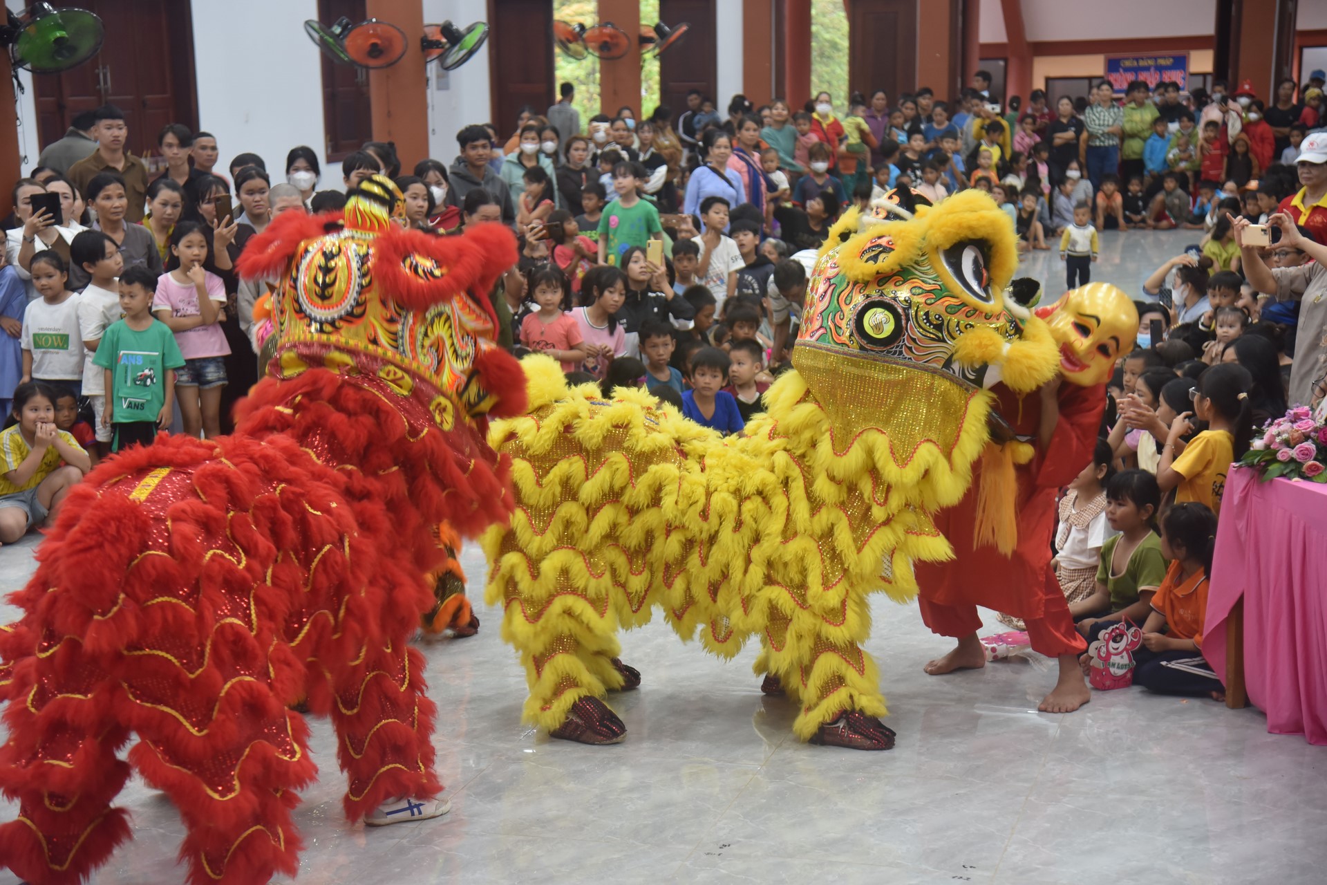 Giving gifts of Mid-autumn Festival and One-Day Retreat at Dang Phap Pagoda